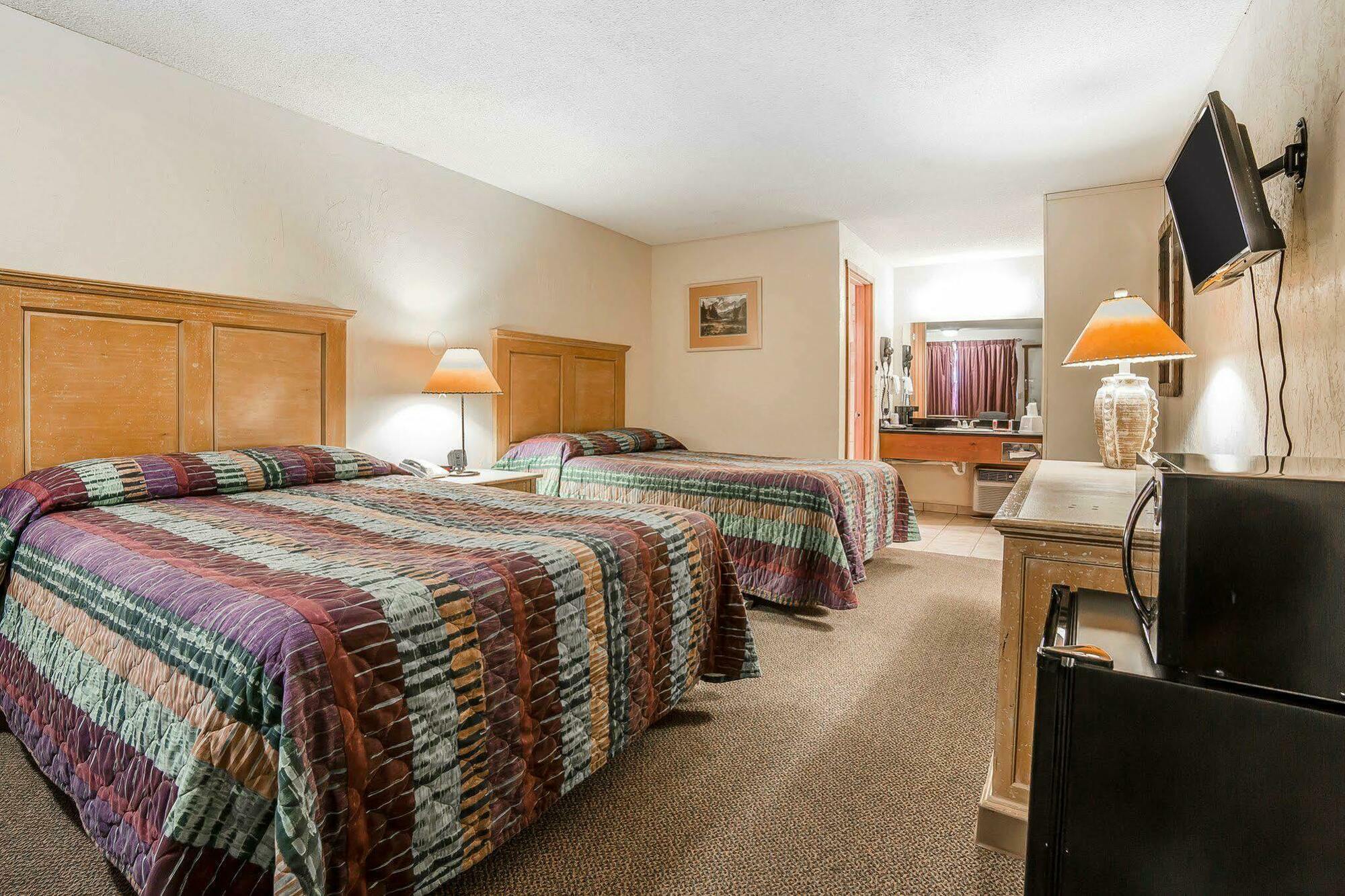 Econo Lodge Inn & Suites Kalispell - Glacier National Park Gateway Eksteriør billede